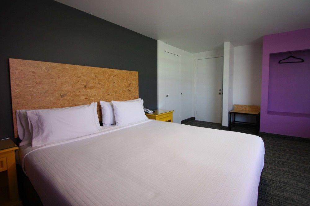 B My Hotel Tijuana Bagian luar foto